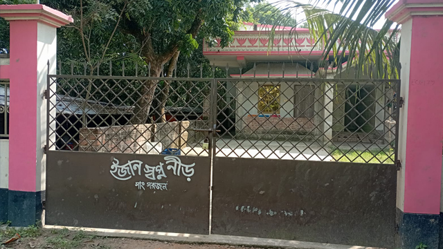 গোবরতলা ইউনিয়নে সুমনের ক্রয়কৃত বাড়ি। ছবি: চাঁপাই জার্নাল